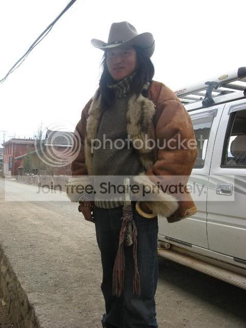 扎西自称刀是走婚时用来挑门闩的.